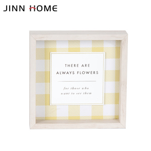 Cadre en bois naturel avec citation inspirante « Il y a toujours des fleurs » et décoration murale en gingham jaune - Product Image 2