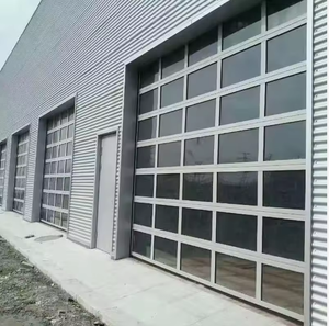 ประตูโรงรถกระจกใสทันสมัยพร้อมกรอบอะลูมิเนียมแข็งแรงทนทานสำหรับบ้านสไตล์ร่วมสมัย - Product Image 1