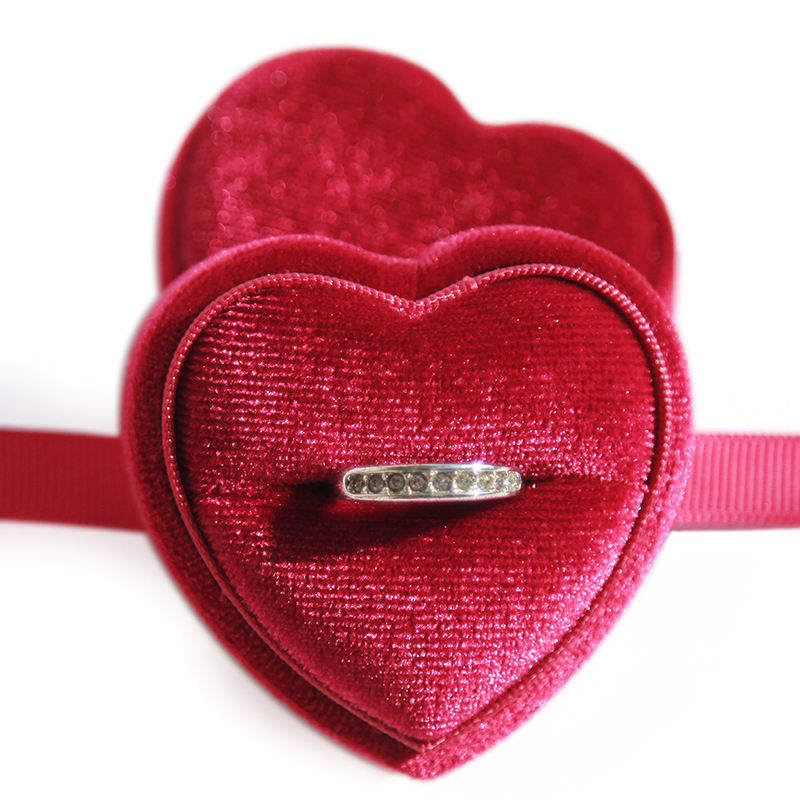 กล่องแหวนสีแดง