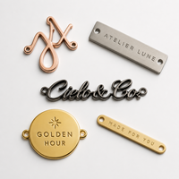 Plaque métallique époxy colorée pour étiquette de marque, idéale pour vêtements de boutique, chaussures, sacs à main – Échantillon rapide, fourniture premium directe usine