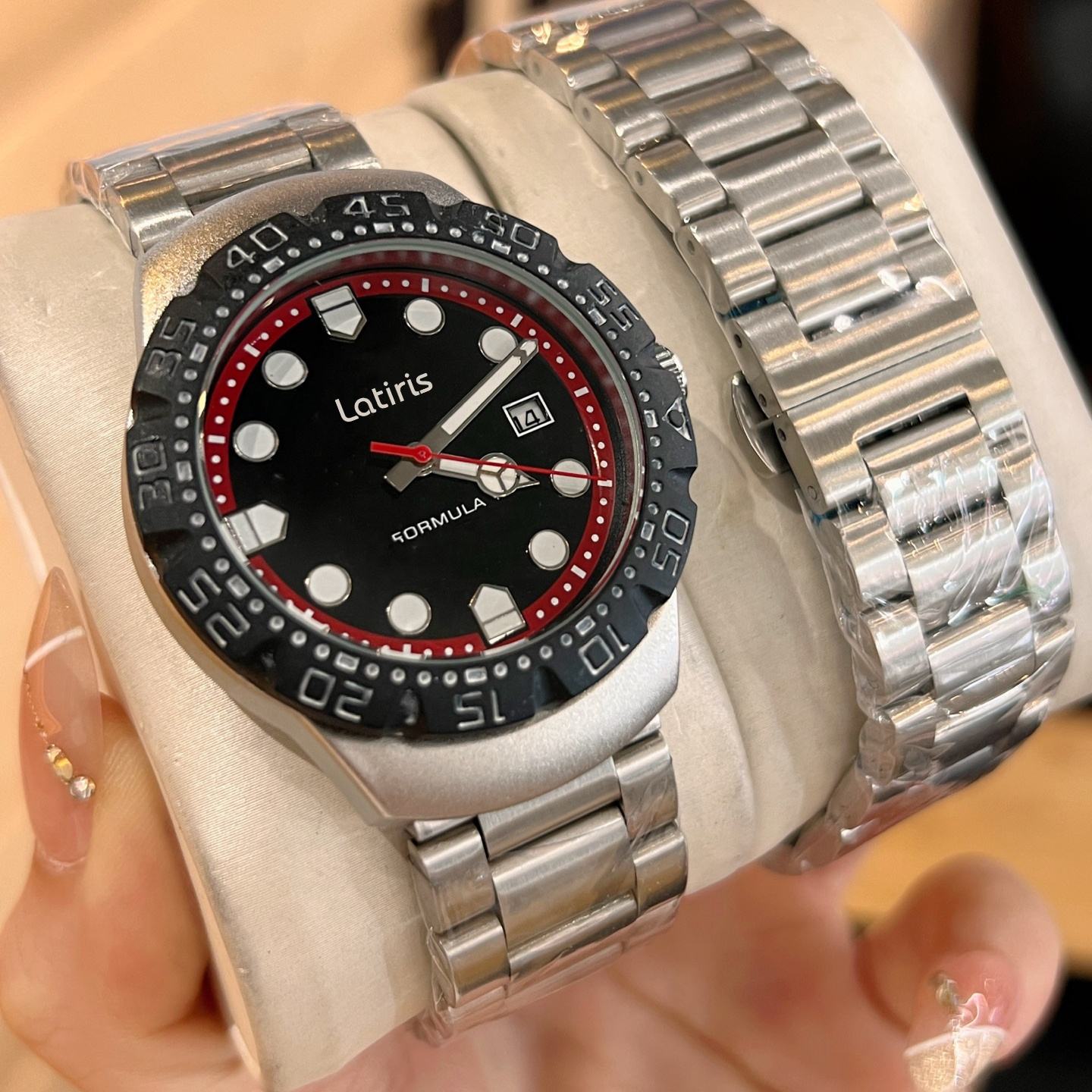 Silver strap black dial