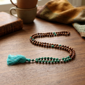 Collier de perles Mala 108 en Aventurine Verte et Bois de Santal, noué à la main, en pierres précieuses - Product Image 1