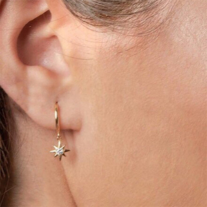 Boucles d'oreilles créoles ROXI Fashion plaquées or 18 carats en argent sterling 925 avec pendentif étoile - Product Image 5