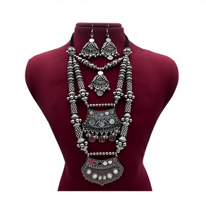 Elegante y elegante conjunto de collar oxidado con pendientes Classic Heritage Oxidized Look para compromiso o boda para mujer - Product Image 2