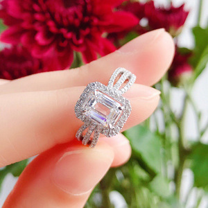 Anello Minimalista Geometrico in Cristallo per Donne, Elegante Accessorio di Moda per Uso Quotidiano - Product Image 4