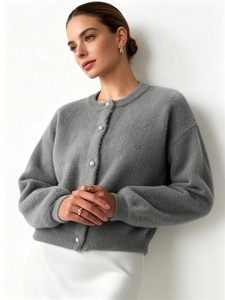 Cardigan élégant d'hiver pour femme Zeyu, avec boutons perlés, chaud et doux, coupe courte, manches longues, en tricot, fausse fourrure - Product Image 2