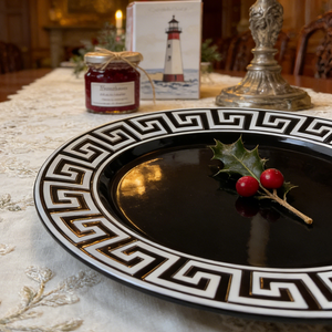 Plato Decorativo de Lujo Moderno con Fondo Negro y Borde Blanco, Patrón Griego, Fabricante, Venta al Por Mayor, Personalización Disponible - Product Image 1