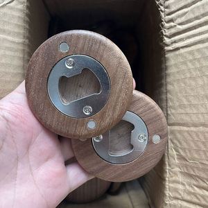 Imán de nevera de madera con abridor de botellas de cerveza, forma redonda de nogal, con logotipo personalizable, precio de fábrica - Product Image 4