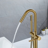 Robinet de baignoire autoportant en laiton doré brossé, à montage sur pont, avec bec cascade ovale à barre transversale, eau chaude et froide, fin et élégant