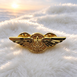Broche de Metal con Logotipo Personalizado, Insignia con Logotipo de Letras en Esmalte Duro y Suave Dorado para Ropa y Accesorios de Mujer - Product Image 3