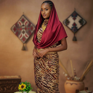 Dirac suisse marron à motif géométrique, broderie dorée et châle bordeaux, tenue de luxe pour mariage et soirée somalienne - Product Image 1