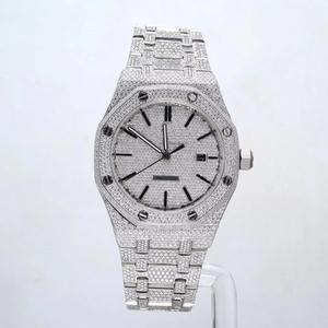 Reloj de Acero Inoxidable con Diamantes VVS de Diseño Único y Lujoso para Desfiles de Moda y Estilo de Celebridades, Disponible para la Venta - Product Image 5