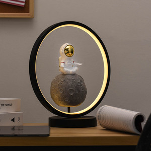 ديكور إضاءة LED بمنفذ USB لغرف الأطفال، مصابيح طاولة حديثة ليلية، تمثال رائد فضاء من الراتنج لغرف النوم، لليوجا والتأمل وديكور المنزل - Product Image 1