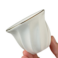 Service à café et thé en céramique Dallah de luxe 70 ml avec 8 tasses, bordure dorée, style minimaliste moderne, origine Dehua, pour festival arabe