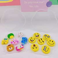 Gommes à effacer créatives de Noël en forme de fleur de prunier et de Kapibara souriant, 4 gommes assorties avec un plateau à fruits