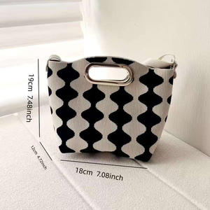 Sacs à cosmétiques portables élégants et tendance, petits et pratiques, avec motif ondulé noir et blanc, option personnalisée - Product Image 6