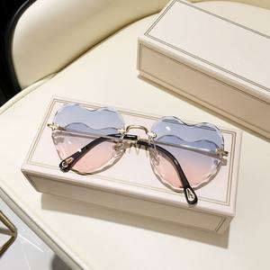 Gafas de sol sin montura para mujer, anteojos de sol femeninos <span class=keywords><strong>con</strong></span> forma de corazón, a la moda, 2022 - Product Image 1