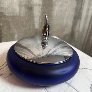 Ensemble de deux pièces en verre de Murano bleu givré soufflé à la main, comprenant un gobelet pour brosse à dents avec base en acier inoxydable et un couvercle de boîte à bijoux, Italie - Product Image 5