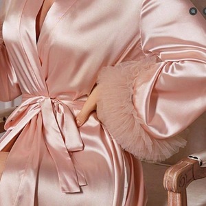 Vente en gros de chemises de nuit longues en satin rose sexy et confortables pour femmes avec des poignets en plumes - Product Image 4