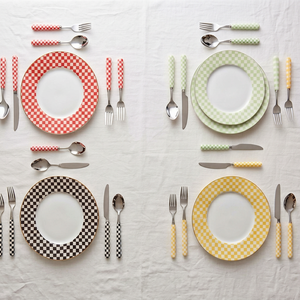 Ensemble de couverts rétro à carreaux avec poignées colorées, compatibles lave-vaisselle, en métal, pour les fêtes et la maison - Product Image 1