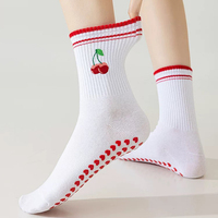 Chaussettes de yoga antidérapantes avec logo personnalisé, broderie cerise, semelle en silicone, chaussettes de pilates pour femmes, chaussettes antidérapantes pour femmes
