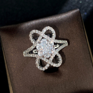 Anello di fidanzamento floreale scintillante per donna, elegante gioiello da dito alla moda - Product Image 2