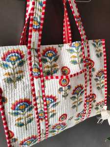 Sac fourre-tout matelassé en coton biologique imprimé à la main pour femme, sac à bandoulière pour le shopping et les voyages - Product Image 3