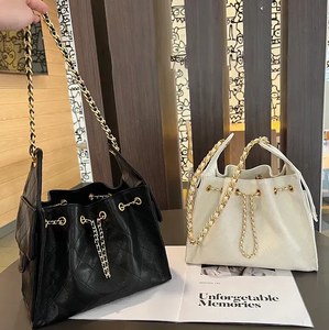 <span class=keywords><strong>Sac</strong></span> à bandoulière matelassé tendance avec chaîne métallique, sacs à main en <span class=keywords><strong>cuir</strong></span> pour femmes, <span class=keywords><strong>sac</strong></span> bandoulière, <span class=keywords><strong>sac</strong></span> seau, vente en gros, logo personnalisé - Product Image 2