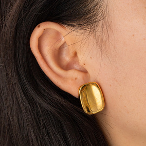 Pendientes minimalistas rectangulares pulidos para mujer, acero de titanio, oro de 18 quilates, diseño geométrico, uso diario - Product Image 4