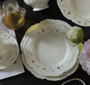 Juego de Vajilla de Cerámica con Relieve Floral Vintage Francés, Platos y Tazones de Porcelana con Borde Festoneado para el Hogar - Product Image 2