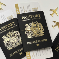 Invitation de mariage personnalisée élégante sur le thème du passeport, en blanc, avec cartes d'embarquement et étiquettes d'avion en acrylique miroir
