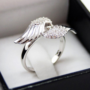 Anello con Zirconi a Forma di Ali d'Angelo, Gioiello Creativo e alla Moda per Donne, Accessorio da Indossare Quotidianamente - Product Image 1