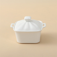 Plat de cuisson rectangulaire en porcelaine blanche gaufrée à rayures avec couvercle, idéal pour la cuisson maison, la soupe et les plats au four