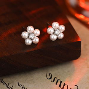 सुरुचिपूर्ण विंटेज फूल मोती स्टड इयररिंग्स महिलाओं पीतल की चांदी की प्लेटेड नकली मोती जिरकॉन क्रिस्टल हाइपोएलर्जेनिक गहने दैनिक - Product Image 6