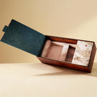 Boîte cadeau rigide de luxe de style livre, magnétique et personnalisable, avec inserts et finitions spéciales