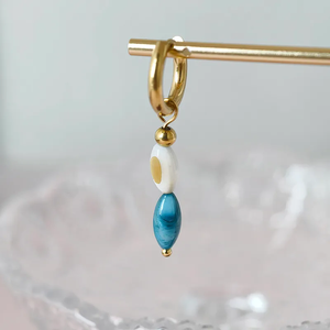 Pendientes Circulares Elegantes y Sencillos para Mujer con Cuentas Ovaladas Azul Pavo Real, Hechos de Acero Inoxidable 304 y Chapados en Oro Real de 14K - Product Image 3