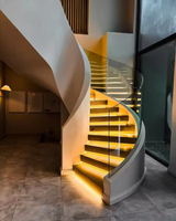Escalier courbé de style européen, escalier courbé intérieur avec main courante en bois