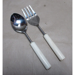 Ensemble élégant de cuillères et de fourchettes en acier inoxydable, finition miroir polie, avec des manches côtelés blancs élégants, touche moderne. - Product Image 1