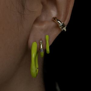 Nouvelles boucles d'oreilles tendance en émail plaqué or en laiton de style Rihanna - Product Image 3