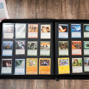 Vente en gros Just Case America, porte-cartes rigide en cuir PU bleu, 12 poches, personnalisé, imprimé en sérigraphie, motif Pokémon, avec bouton - Product Image 1