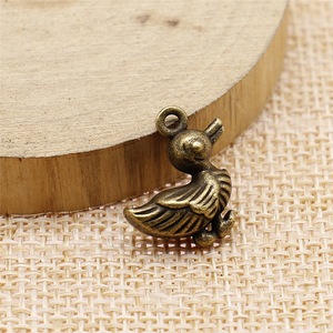 Colgante 3D de <span class=keywords><strong>Patito</strong></span> Caminante de 17x17x8mm en Aleación de Zinc Bronce Antiguo para Etiquetas de Recuerdo de Baby Shower - Product Image 2