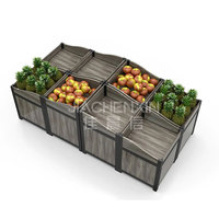 Modulair, zwaarbelastbaar metalen en houten supermarkt-displayrek met schappen voor levensmiddelen en een standaard voor fruit/groenten.