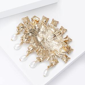 Pin Personalizado con Ojos Azules, Colgante de Perla, Insignia de Cristal con Diamantes, Pin de Metal para Mochila, Regalo de Moda para Mujer - Product Image 5