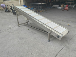 Khung thép không gỉ tùy chỉnh sản xuất nghiêng Trắng nhựa chuỗi vành đai băng tải - Product Image 5