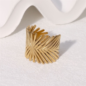 Bague en acier titane pour femme, best-seller transfrontalier – Inoxydable, ajustable, luxe léger, plaqué or 18 carats - Product Image 2