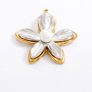 Colgantes y dijes de moda de acero inoxidable 316L chapados en oro PVD de 14K y 18K personalizados para hacer joyas, dijes de flores para pulseras. - Product Image 5