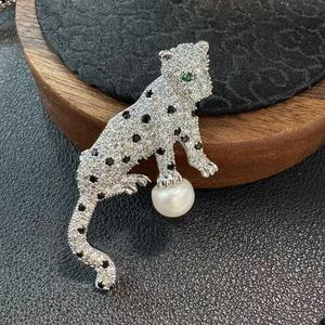 小批量定制徽标生动斑点豹纹动物雕塑巴洛克珍珠脚饰胸针珠宝制造商支持 - Product Image 2