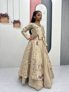 Top Corto de Buena Calidad para Chicas, Estilo Étnico Moderno para Garba Dandiya y Reuniones Familiares, Disponible para la Venta - Product Image 2