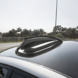 Antena de Techo para Auto con Diseño de Aleta de Tiburón de Fibra de Carbono, Señal de Radio AM FM, Accesorio Exterior Universal para Auto - Product Image 3
