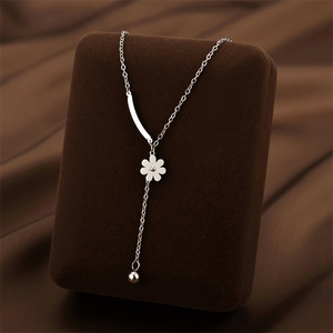 Collar de Acero de Titanio con Borla y Margarita, Superventas Transfronterizo para Mujer, No se Destiñe, Estilo Frío, Calidad Exquisita - Product Image 3